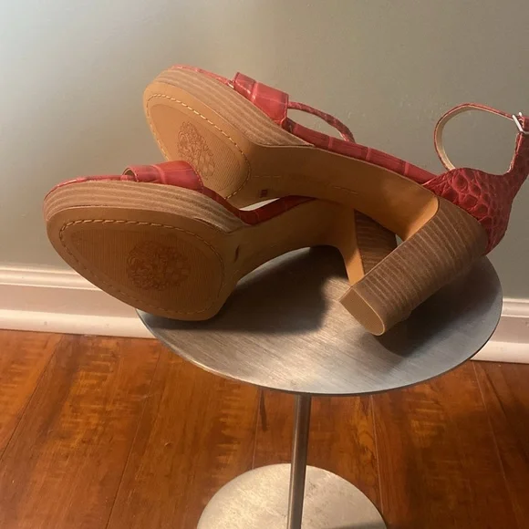 NEW VINCE CAMUTO RED ALLIGATOR LEATHER SANDAL - Picture 9 of 12